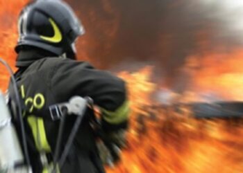 SI INCENDIA LA CANNA FUMARIA, CASOLARE IN FIAMME