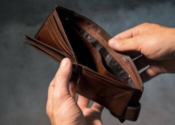 SENZA STIPENDIO DA DUE MESI