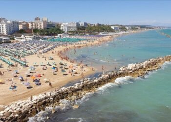 TERMOLI, GIOVANE BAGNINO SALVA DUE PERSONE