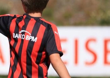 BAMBINI IN CAMPO CON LA MAGLIA DEL MILAN