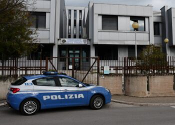 Viola il Daspo urbano e aggredisce i poliziotti: arrestato