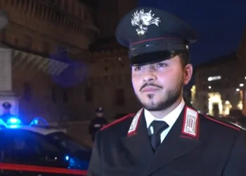 CARABINIERE MOLISANO SALVA UNA DONNA CHE SI ERA GETTATA NEL FOSSATO DEL CASTELLO ESTENSE A FERRARA