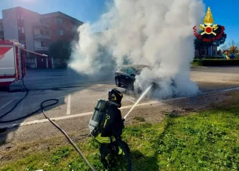 AUTO PRENDE FUOCO IN CORSA: AUTISTA ILLESO