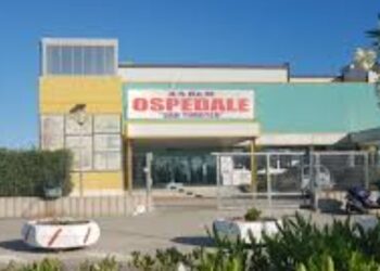 INVESTITA MENTRE ATTRAVERSA LA STRADA: 60ENNE FINISCE IN OSPEDALE