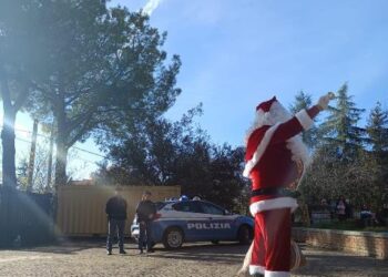 BABBO NATALE IN QUESTURA: SORPRESA E SORRISI ALLA SCUOLA DELL’INFANZIA