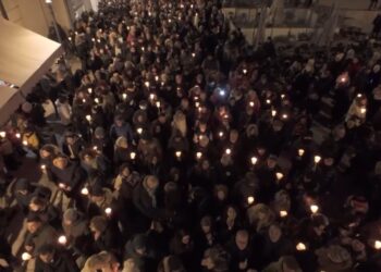 UN FIUME DI GENTE A ISERNIA PER LA FIACCOLATA
