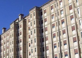 CADE DAL SECONDO PIANO DI UNA STRUTTURA SANITARIA: MUORE 80ENNE