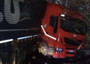 TIR IN BILICO SUL VUOTO: ATTIMI DI TERRORE VICINO AL SANTUARIO DI CASTELPETROSO