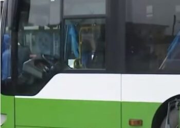 PAURA SU UN AUTOBUS, UOMO AGGREDISCE TUTTI