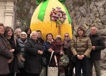MACCHIAGODENA PROMUOVE LA PACE CON UN MAXI UOVO DI PASQUA