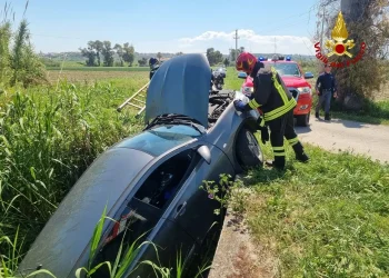 AUTO FINISCE IN UN CANALE A RIO VIVO: CONDUCENTE ESTRATTO DAI VIGILI DEL FUOCO