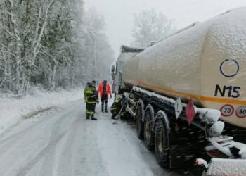 AUTOCISTERNA BLOCCATA DALLA NEVE: LIBERATA DAI VIGILI DEL FUOCO