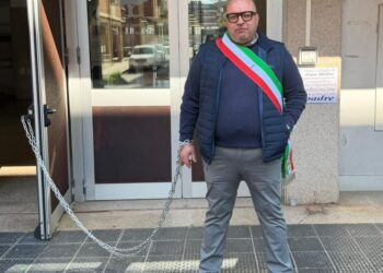 SINDACO INCATENATO CONTRO LA GRIM