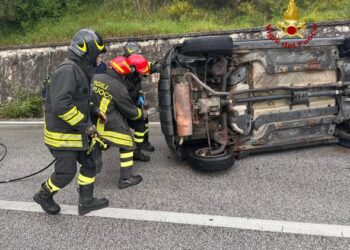 AUTO SI RIBALTA: UN FERITO INCASTRATO SALVATO DAI VIGILI DEL FUOCO