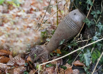 BARANELLO: ORDIGNO BELLICO ACCANTO ALLA SCUOLA