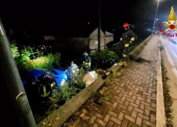 AUTO CONTRO I CONTATORI DEL GAS: EVACUATE 2 FAMIGLIE