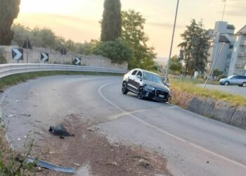 LADRI IN FUGA INSEGUITI DAI CARABINIERI: AUTO FUORI STRADA, UN FERITO E DUE RICERCATI