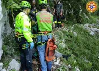 71ENNE PERDE LA VITA PRECIPITANDO IN UN DIRUPO