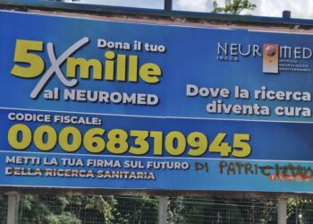 VANDALI IMBRATTANO IL MANIFESTO DEL 5 X MILLE