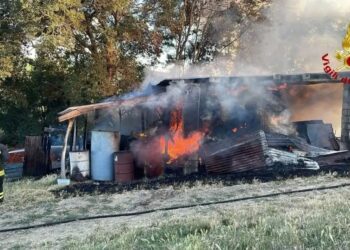 RIMESSA AGRICOLA IN FIAMME, DECISIVO L’INTERVENTO DEI VIGILI DEL FUOCO