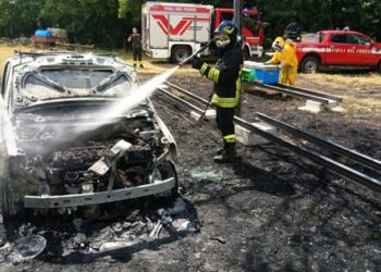 AUTO IN FIAMME A MONTERODUNI: INTERVENGONO I VIGILI DEL FUOCO