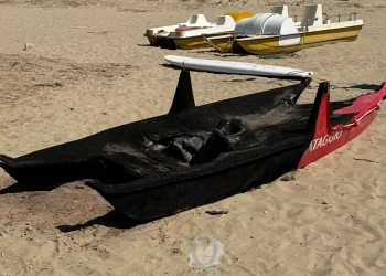 VANDALI SULLA SPIAGGIA DI RIO VIVO: PATTINO DI SALVATAGGIO CARBONIZZATO