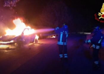 AUTO DISTRUTTA DALLE FIAMME: SALVO IL CONDUCENTE