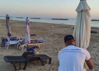 CAMPOMARINO LIDO, RIMOSSI 170 OMBRELLONI ABUSIVI: LIBERATI 10MILA MQ DI SPIAGGIA