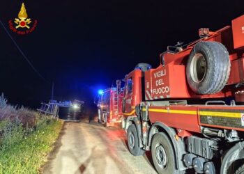 INCIDENTE NEI CAMPI, MEZZO AGRICOLO SI RIBALTA: CONDUCENTE SALVO PER MIRACOLO