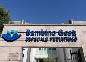 RITORNO DI FIAMMA AL BARBECUE, 14ENNE GRAVEMENTE USTIONATO