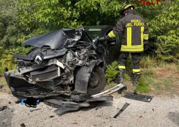 VIOLENTO SCONTRO TRA AUTO E CAMION: 47ENNE IN OSPEDALE