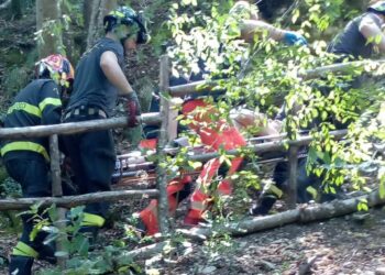 CADE SUL SENTIERO PORTA MULINO: ESCURSIONISTA SOCCORSO DAI VIGILI DEL FUOCO