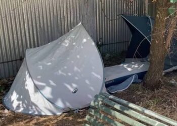 SFRATTATO DALLA CASA POPOLARE VIVE IN UNA TENDA CON IL CANE