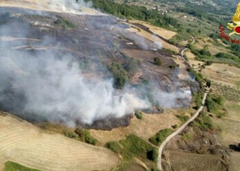 VASTO INCENDIO ALLE PORTE DI ISERNIA: INTERVENGONO I VIGILI DEL FUOO