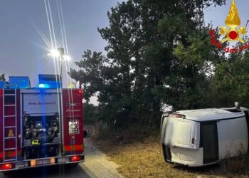 ISERNIA, FURGONE SI RIBALTA IN VIALE EUROPA