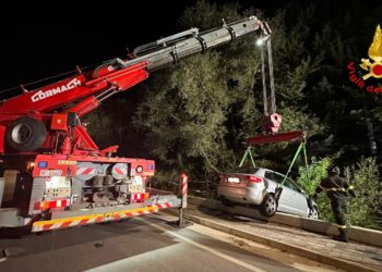 AUTO FUORI STRADA SULLA SP 75: INTERVENGONO I VIGILI DEL FUOCO