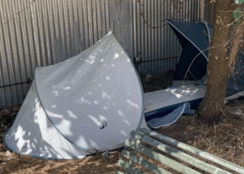 VIVE IN TENDA CON IL CANE DOPO LO SFRATTO: IL COMUNE CERCA UNA SOLUZIONE