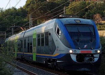 TRAGEDIA SUI BINARI: TRENO PER NAPOLI BLOCCATO PER ORE