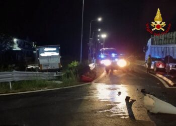 AUTOARTICOLATO FUORI STRADA SULLA SS647, INTERVENTO DEI VIGILI DEL FUOCO