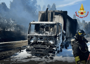 CAMION IN FIAMME SULL’A14: TRAFFICO IN TILT