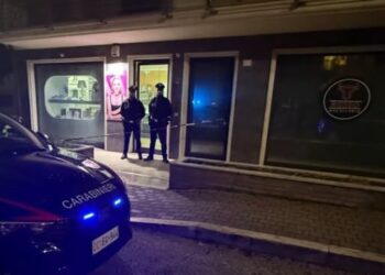 FURTO IN GIOIELLERIA, PORTATI VIA DIVERSI OGGETTI PREZIOSI: CACCIA AI LADRI