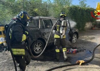 AUTO AVVOLTA DALLE FIAMME, INTERVENGONO I VIGILI DEL FUOCO