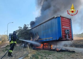 INCENDIO DI DUE SEMIRIMORCHI A PALATA