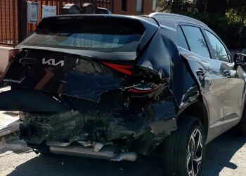 FERRAZZANO, TRAVOLGE QUATTRO AUTO IN SOSTA E FUGGE