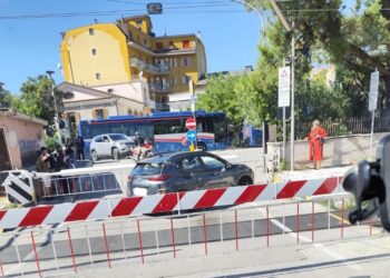 ISERNIA, AUTO BLOCCATA TRA LE TRANSENNE DEL PASSAGGIO A LIVELLO