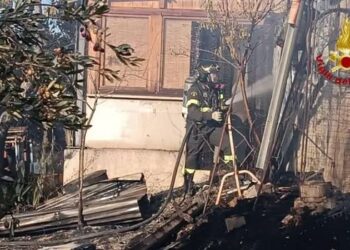 INCENDIO ALLE PORTE DI PIETRACATELLA, PAURA PER LE FIAMME VINO A DUE ABITAZIONI