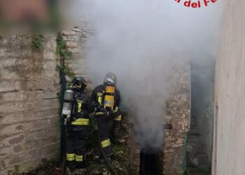 INCENDIO IN UNA CASA DI CAMPAGNA: PROVVIDENZIALE L’INTERVENTO DEI VIGILI DEL FUOCO