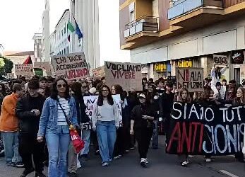 STUDENTI IN PIAZZA A CAMPOBASSO CONTRO CAROVITA, GUERRA E DEGRADO SCOLASTICO