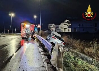 PERDE IL CONTROLLO DELL’AUTO E FINISCE IN UN CANALE DI SCOLO: CONDUCENTE IN OSPEDALE
