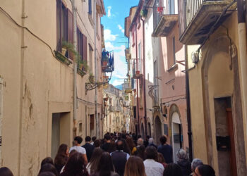 “LA DIGNITÀ NON È UN LUSSO”: STUDENTI IN PIAZZA A ISERNIA